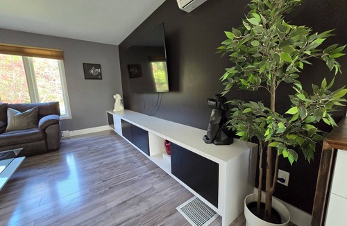 Fall River House | Fall River Haven Pet Friendly. Full kitchen, and bathroom with socker tub.
