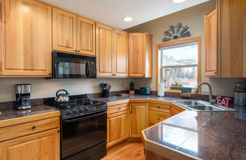 Winter Park House | ☆ Family Friendly Downtown Townhome | Private Hot Tub & Decks | Walk To Everything