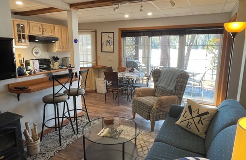 Oakland Condo | Fantastic 1-bdrm condo on Snow Pond in charming Oakland perfect for a getaway.