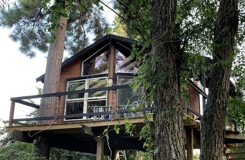 Willis Cabin | Fantastic Tree House Rental for Texas Romantic Getaways