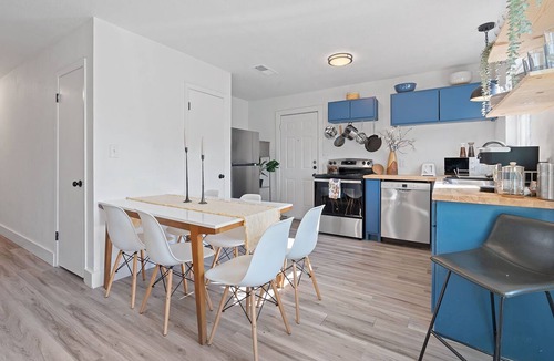 Montopolis House | Farbenfroh, 3BD Home, Large Backyard, 5 minute to Downtown, King Size Master Bed