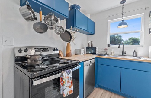 Montopolis House | Farbenfroh, 3BD Home, Large Backyard, 5 minute to Downtown, King Size Master Bed