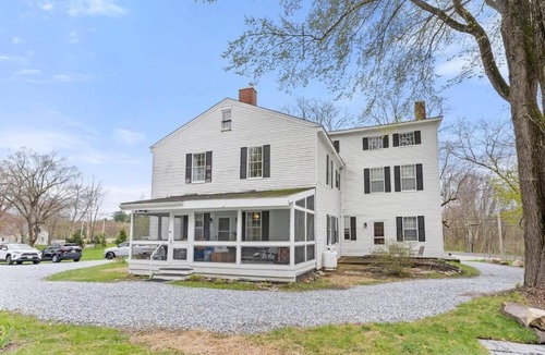 Epping Apartment | Federal on Exeter Circa 1805 Sleeps 8