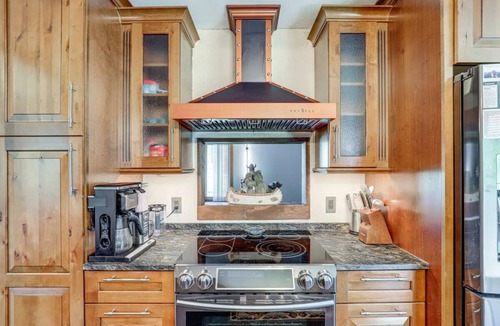 Alexander House | Fenced Pet-Friendly Alexander Home: 7 Mi to Asheville!