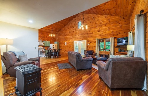 Laurelville Cabin | Fern Ridge Cabin - Hot Tub - 60 Acres with Trails!