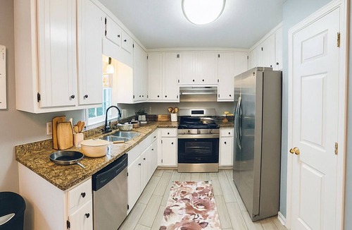 Acworth House | Five-Star Retreat by Lakepoint Station