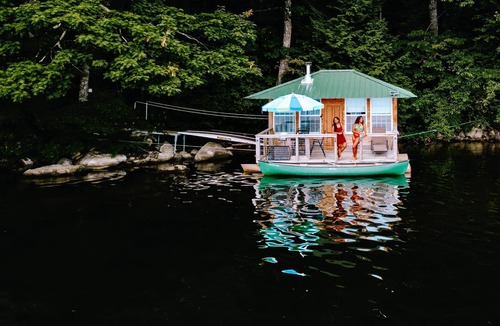 Monmouth House | Floating Island Cabin