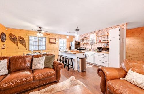 Strawberry House | Forest Views & Fire Pit: Cozy Pine Cabin
