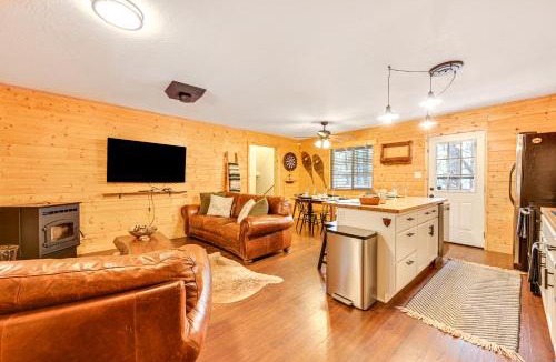 Strawberry House | Forest Views & Fire Pit: Cozy Pine Cabin