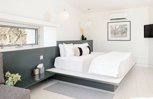 Travis Heights Hotel | Frame Hotel - Treehouse