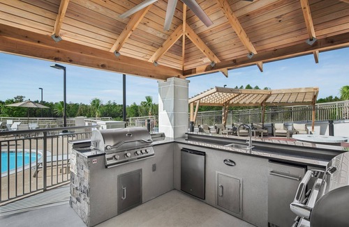 Florence Apartment | Free Breakfast Buffet. Pool. Suite Near Florence Center.