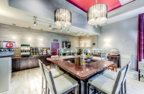 Columbus Apartment | Free Breakfast! Suite Only 1 Mile from OSU! Indoor Pool!