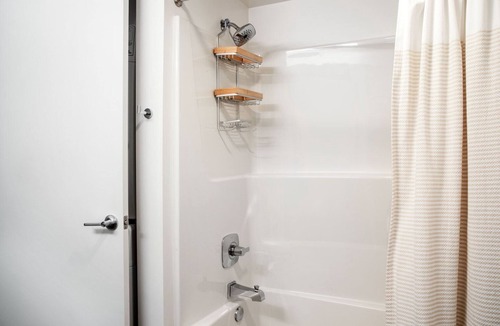 Wilburton Apartment | Fresh Bellevue 1BR w/ Rooftop, Gym & BBQ, nr Shops, by Blueground