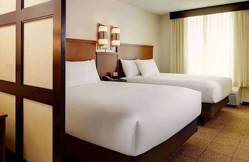 St. Johns Hotel | Friends Getaway! 3 Comfortable Units, Pool, FREE Parking, Near The Vortex!