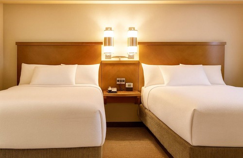 St. Johns Hotel | Friends Getaway! 3 Comfortable Units, Pool, FREE Parking, Near The Vortex!
