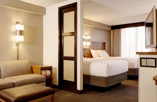 St. Johns Hotel | Friends Getaway! 3 Comfortable Units, Pool, FREE Parking, Near The Vortex!