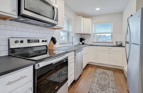 Walnut Hills Apartment | Frontdesk | Bright Studio Apt in Walnut Hills