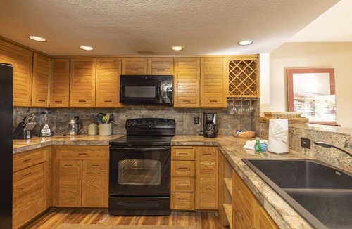 Mountain House Condo | Frostfire on the Beaver Ponds! Top Notch Unit, Walk To Slopes