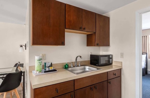 Beverly Hotel | Fully Equipped Kitchen and Free Parking Included for a Hassle-Free Stay
