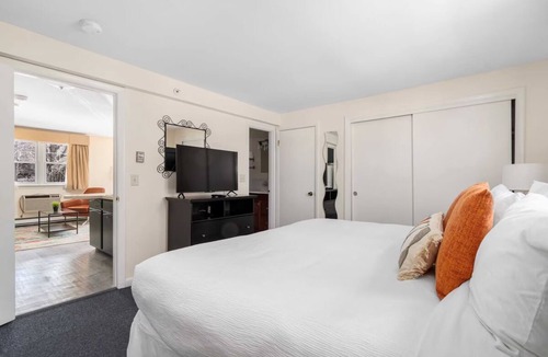 Beverly Hotel | Fully Equipped Kitchen and Free Parking Included for a Hassle-Free Stay