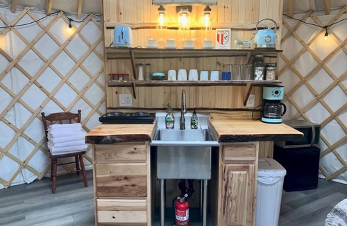 Big Lake Apartment | Fully-Furnished Eureka Yurt 3 🌲 at Alaska Dogstead