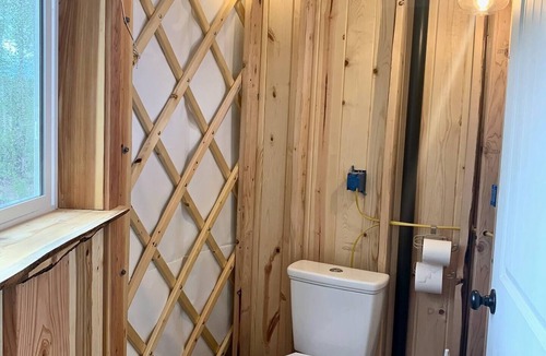 Big Lake Apartment | Fully-Furnished Eureka Yurt 3 🌲 at Alaska Dogstead