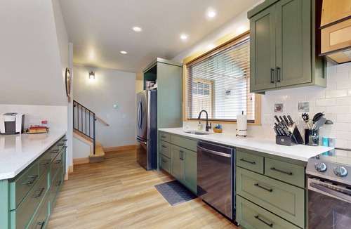 Vida House | Fully rebuilt riverfront home with deck, fireplace, & W&D - dog-friendly
