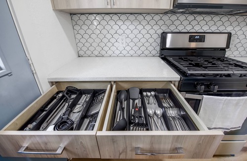 North Austin Civic Association House | Fully Updated|Super Cozy Beds|1 Acre|6min→Domain