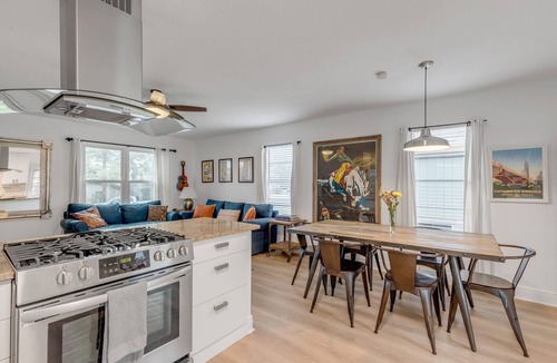 South Congress House | Fun Hip Home + Guesthouse in Austin's SoCo! Perfect For ACL/SXSW! POOL & HOT TUB