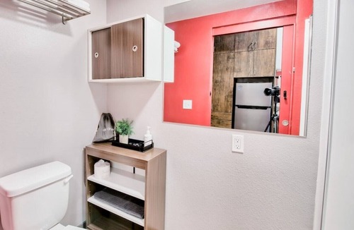 University District Apartment | 🔶Fun Micro-Unit | Garage Parking🚘 + Great Amenities✨ | Great For Long Stays 📆