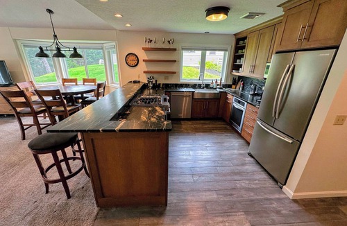 Carroll Condo | FV44 tastefully updated single level with AC, WiFi, minutes from skiing, Dog Friendly!