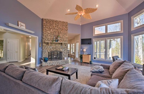 Gainesville House | Gainesville Home with Private Dock on Lake Lanier!