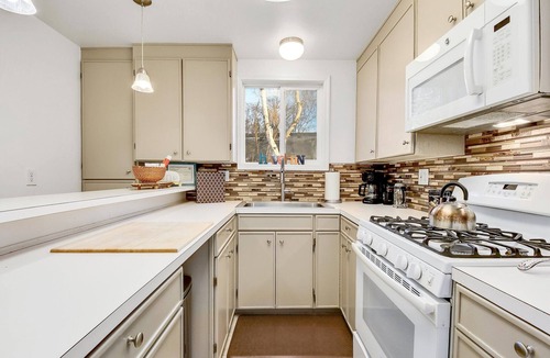 University Area House | Generational Home w/Separate Spaces 1King 2Queen, Neighbors to Prov & ANMC.
