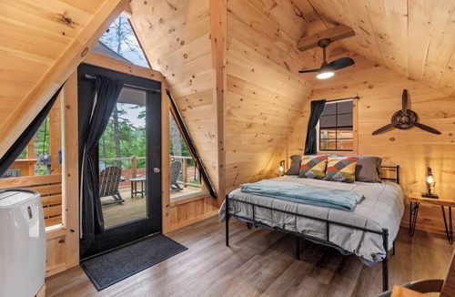 Oxford Cabin | Glamping A-Frame Cabin with Cold Plunge + Hot Tub