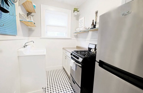 Lower Greenville Apartment | Global Cup Studio 7 + Lower Greenville