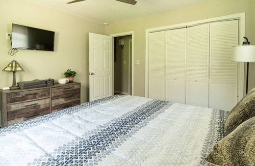 Howard House | Glorious but Comfy Modern Apple Valley Lakehouse with Hot Tub & Firepit