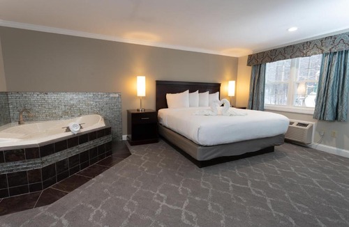 Bartlett Hotel | Golden Apple Inn
