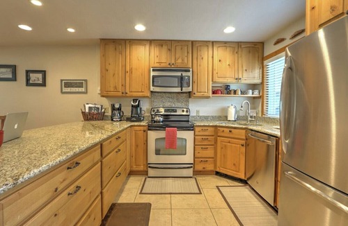 Carbondale Condo | Golf Course Condo w/Fireplace & 2 Fishing Badges!
