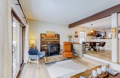 Eagle-Vail House | Golf Course Condo with Gas Fireplace, WiFi & Deck with Mountain Views