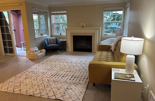 Lakeview Apartment | Gorgeous HUGE Lakefront 2 bedroom Apartment!