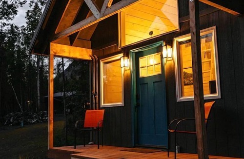 Chugiak Cabin | Gorgeous Tiny Cabin Placed in a Privileged Area in Anchorage, Alaska