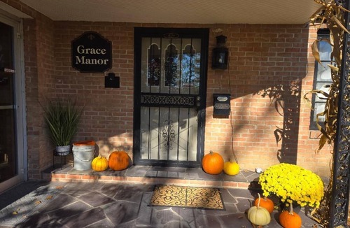 Mansfield Apartment | Grace Manor #2-secluded apartment on private estate. I mile to all conveniences.