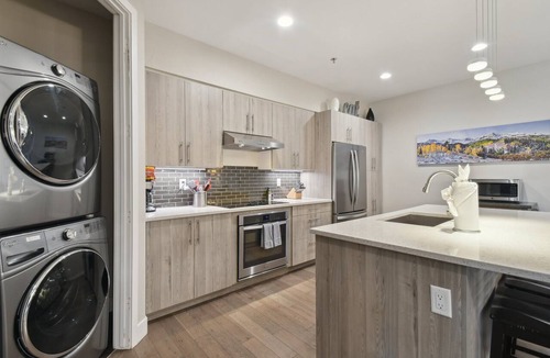 River North Art District Condo | Graffiti & Skyline | Luxury Corner RiNo Loft | Dog-Friendly & City Views