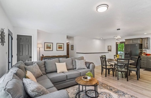 Howard House | Grand Ridge Grove: 3BR, 2.5BA Gathering Home