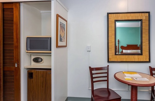 Ala Moana House | Great Location! 4 Comfortable Units, Onsite Pool, Pets Allowed
