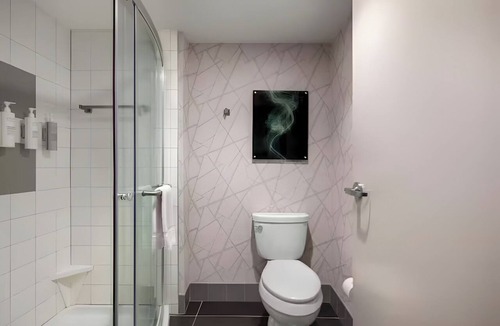 McNeil Hotel | Great North Austin Base | Full Kitchen & Hot Breakfast | Onsite Swimming Pool