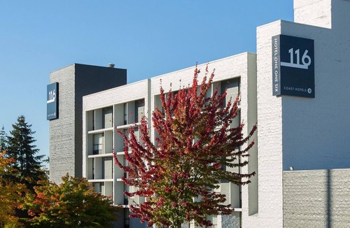 Wilburton House | Great Place to Stay Close to Everything! Fantastic Room, Pool, Onsite Parking