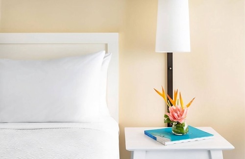 Waikiki Hotel | Great Relaxing Overnight Stay! 4 Convenient Units, Beachfront Property, Pool
