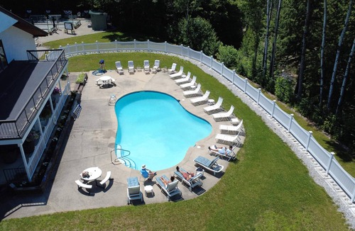 Jackson Condo | GREAT Views+ Location/5 min to Story Land, 3 Bedrms/Pool, Pickleball/AC + ski.