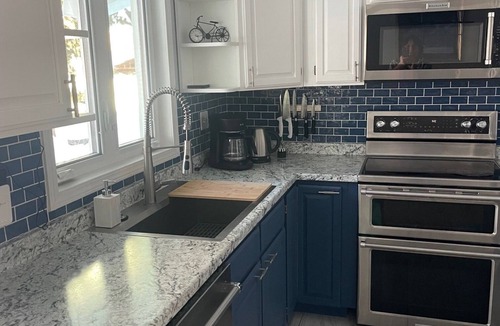 College Apartment | Green Aurora: 3 bed, 2 bath, Laundry, King Bed